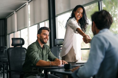 Foto: Meeting von 3 Personen